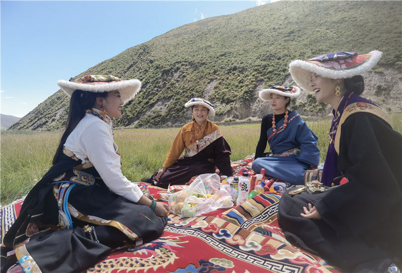拉姆和她的朋友們在砂場修復(fù)點耍壩子。甘孜州石渠生態(tài)環(huán)境局供圖