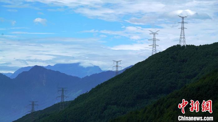 甘蜀改500千伏線路二郎山上架線施工現(xiàn)場?！∽T謝陽 攝