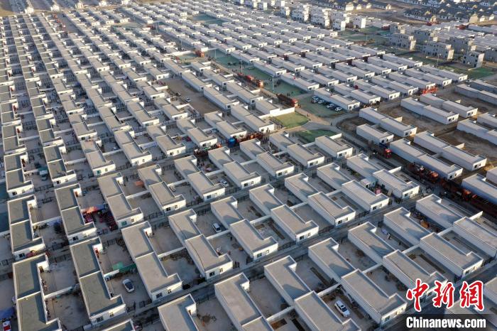 圖為蘭州新區(qū)移民安置區(qū)?！《P 攝