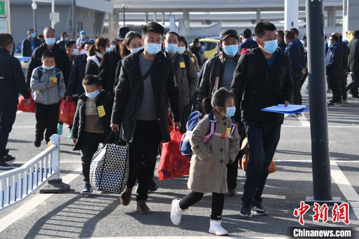 圖為搬遷民眾剛出火車站。　丁凱 攝