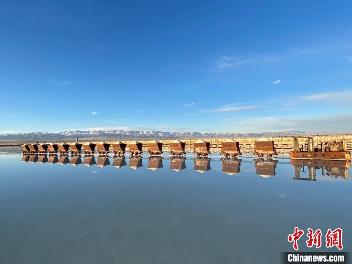 圖為小火車倒影在湖中，湖面如圖明鏡一般?！●R翔 攝