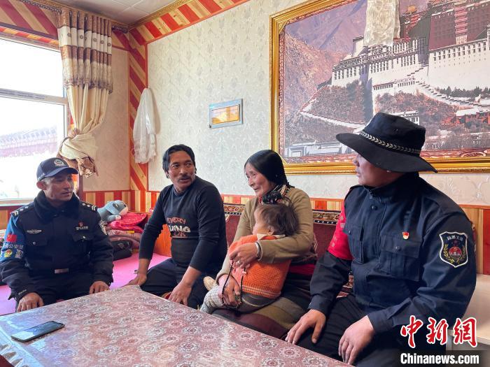 圖為派出所民警和義警入戶(hù)了解情況。　祁繡娟 攝