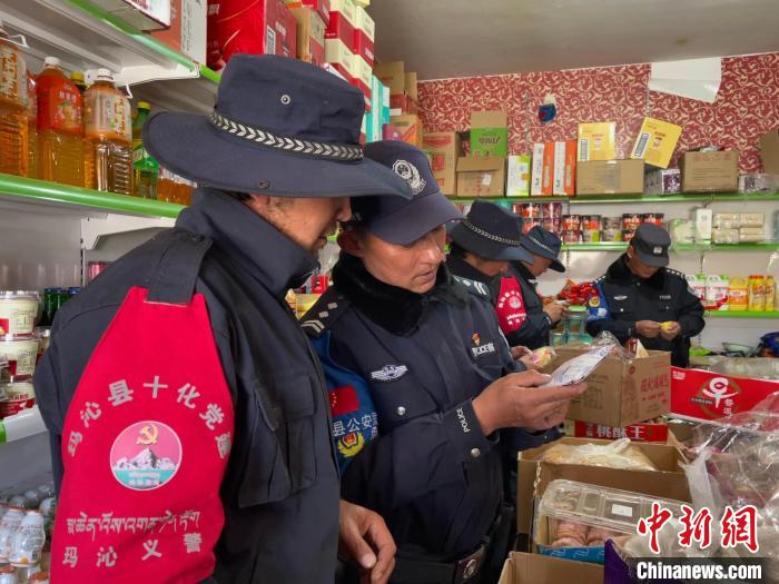 圖為派出所民警和義警對(duì)沿街店鋪檢查。　祁繡娟 攝