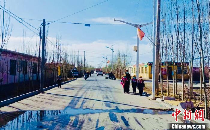 圖為黃河源昆侖社區(qū)馬路的一角?！「駹柲臼形麄鞑?供圖