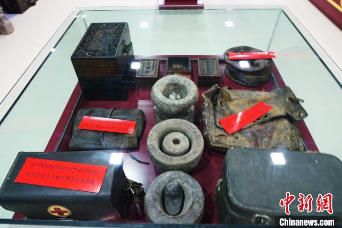 圖為藏醫(yī)傳統(tǒng)制藥石鍋石槽?！●R銘言 攝