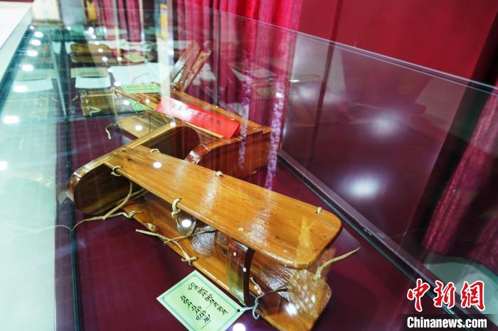 圖為藏醫(yī)外治骨科夾板。　馬銘言 攝