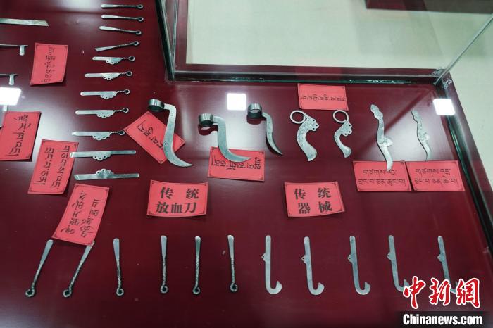 圖為藏醫(yī)古傳統(tǒng)醫(yī)療器械。　馬銘言 攝