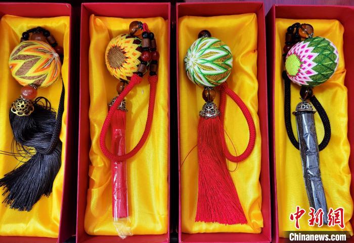 圖為藏繡手工藝品?！∑钤鲚?攝