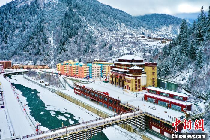 壤塘的雪后美景?！∪捞量h融媒體中心供圖