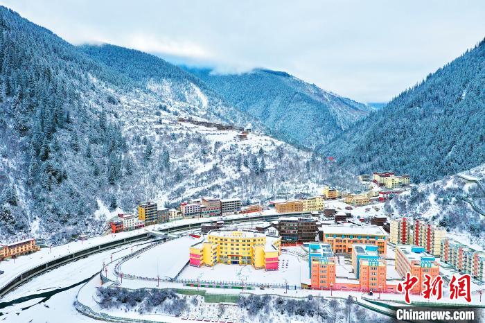 壤塘的雪后美景?！∪捞量h融媒體中心供圖