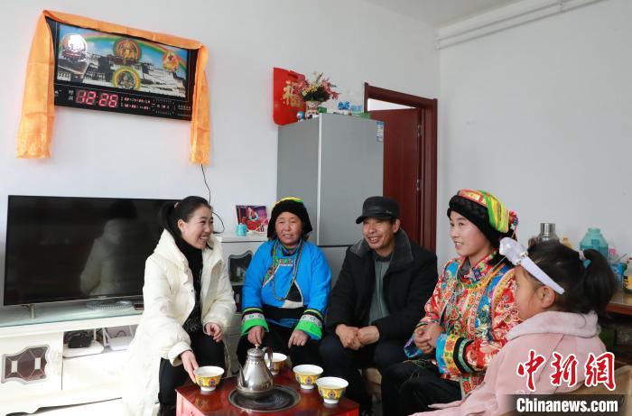 新家是兩層小樓房，一樓布置得充滿現(xiàn)代感，喝著藏式奶茶，一家人聊著今年春節(jié)怎么過?！《∷?攝