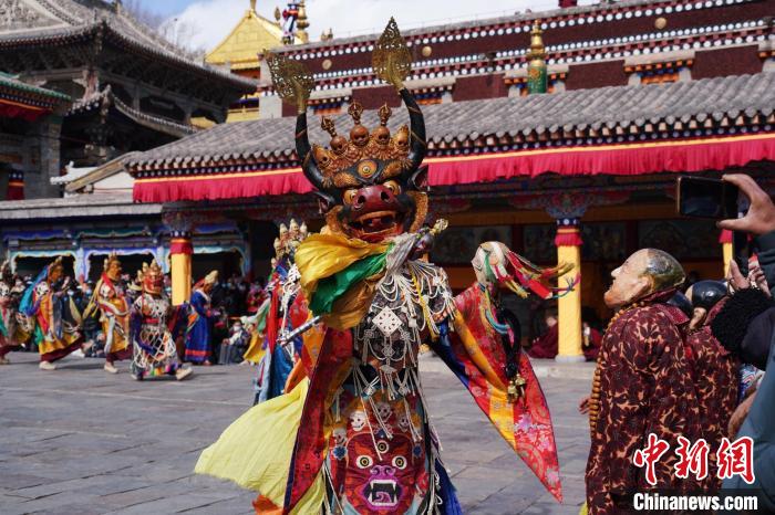 圖為塔爾寺僧侶進(jìn)行“跳欠”儀式?！●R銘言 攝