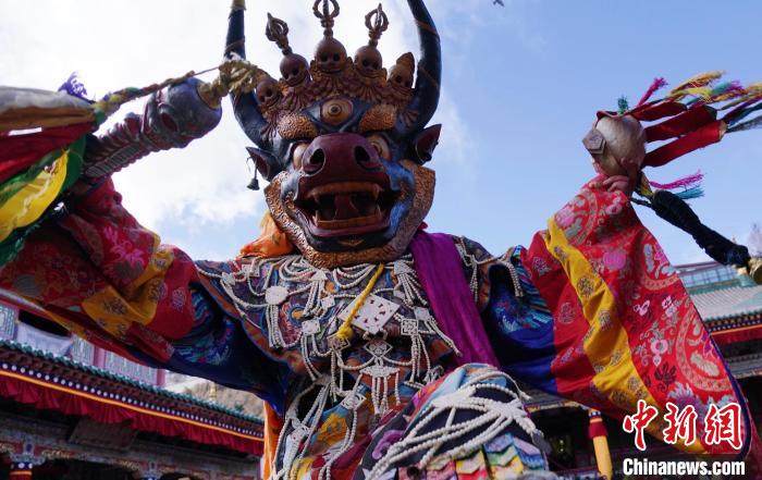 圖為塔爾寺僧侶進(jìn)行“跳欠”儀式?！●R銘言 攝