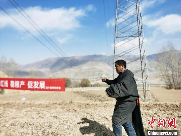 圖為藏族民眾撒種、施肥?！?zhí)砀?攝