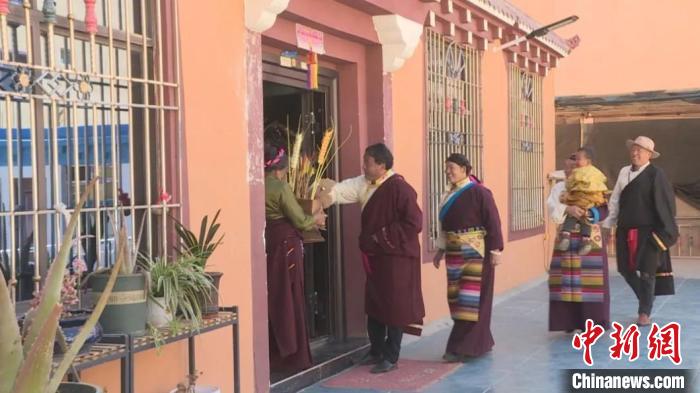 甘孜藏族民眾的藏歷新年：家門口就業(yè)，搬遷點開啟新生活