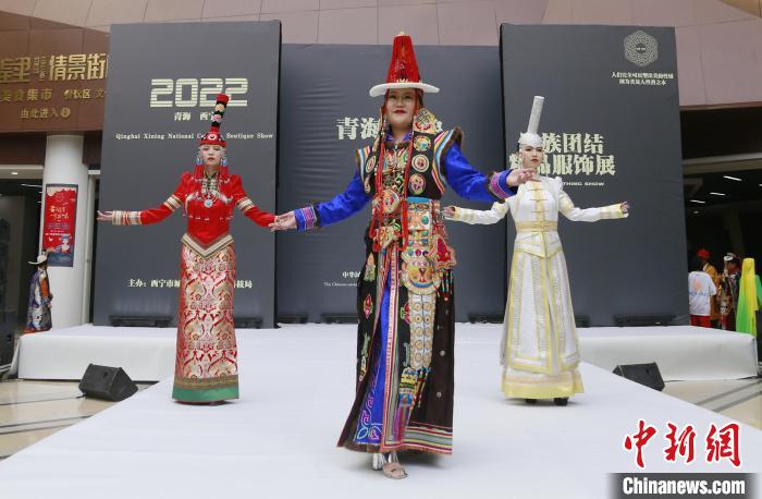 圖為模特展示蒙古族服飾?！●R銘言 攝