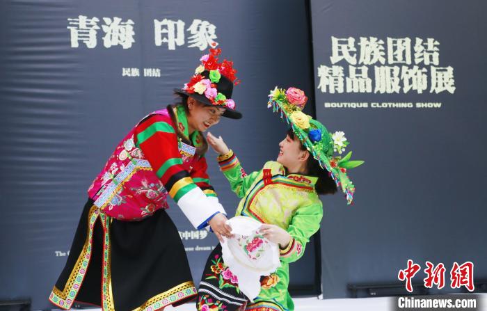 圖為模特身穿土族服飾進行“土族刺繡”表演?！●R銘言 攝