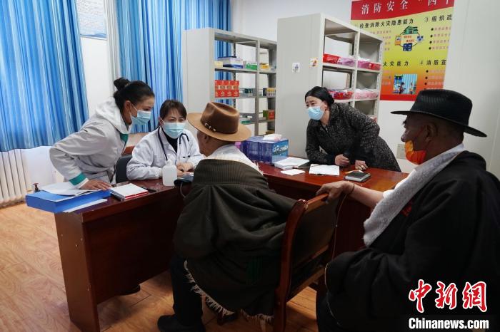 圖為骨科醫(yī)生為敬老院老人們進(jìn)行集中檢查?！●R銘言 攝