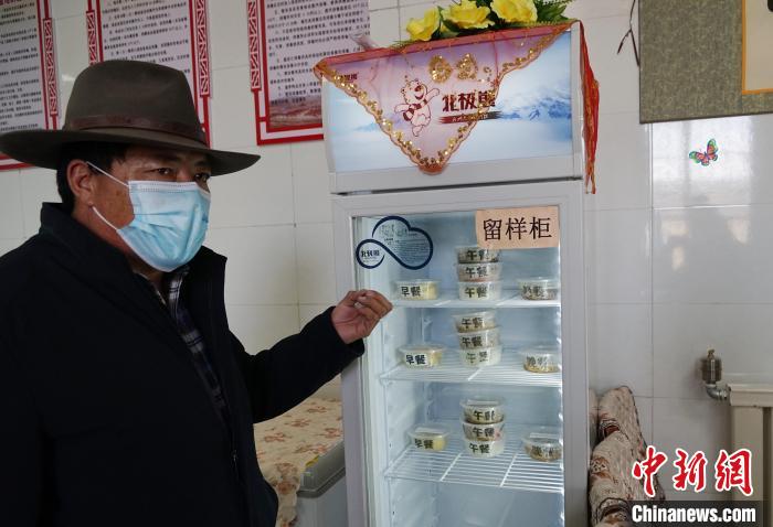 圖為敬老院院長(zhǎng)德高介紹，老人們的三餐均有留樣記錄?！●R銘言 攝