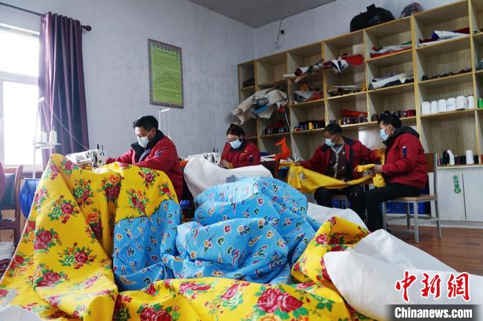 圖為工人們正在制作帳篷。　馬銘言 攝