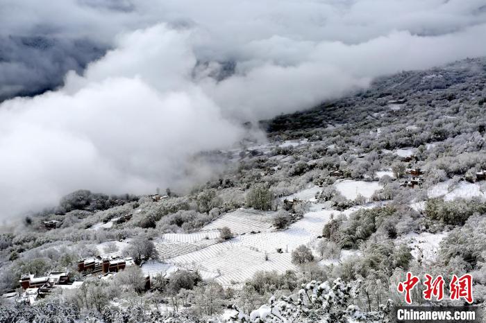 雪后的丹巴半山云霧繚繞。　李永安 攝