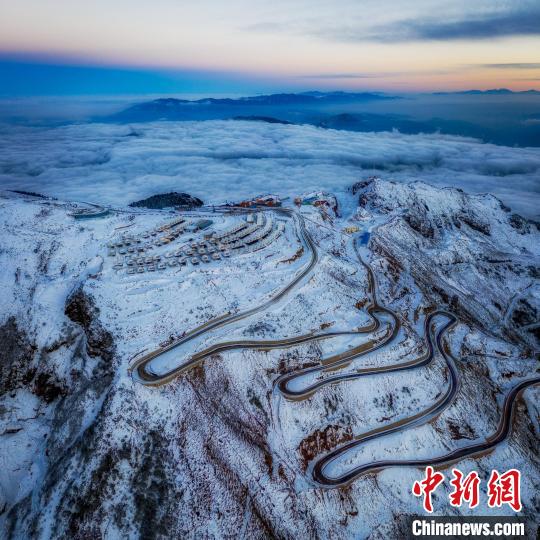 雪后的牛背山山頂和崎嶇的公路?！±顒P 攝