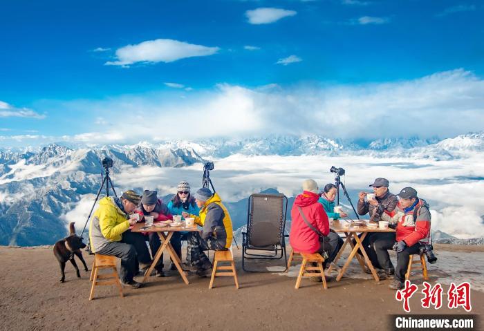 牛背山頂攝影家們的早餐?！d 攝