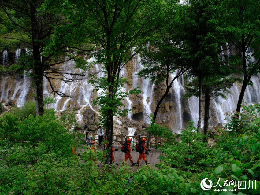 消防救援人員在景區(qū)內(nèi)各個景點(diǎn)巡護(hù)。程雪力攝