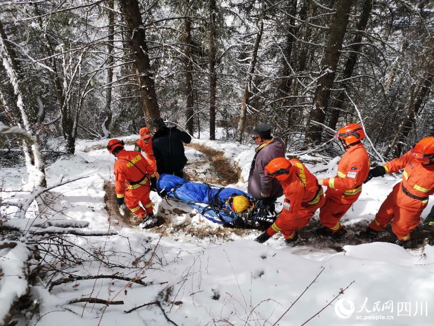 四姑娘山靠前駐防分隊(duì)緊急救援登山墜崖游客。程雪力攝