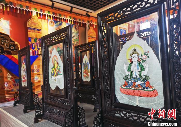 圖為久美尖措創(chuàng)作的藝術(shù)品?！?zhí)砀?攝