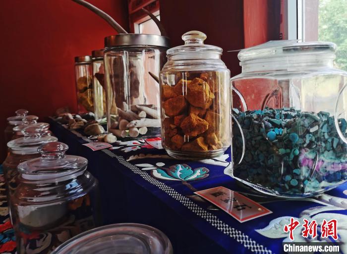 圖為唐卡繪畫礦物顏料展示?！?zhí)砀?攝