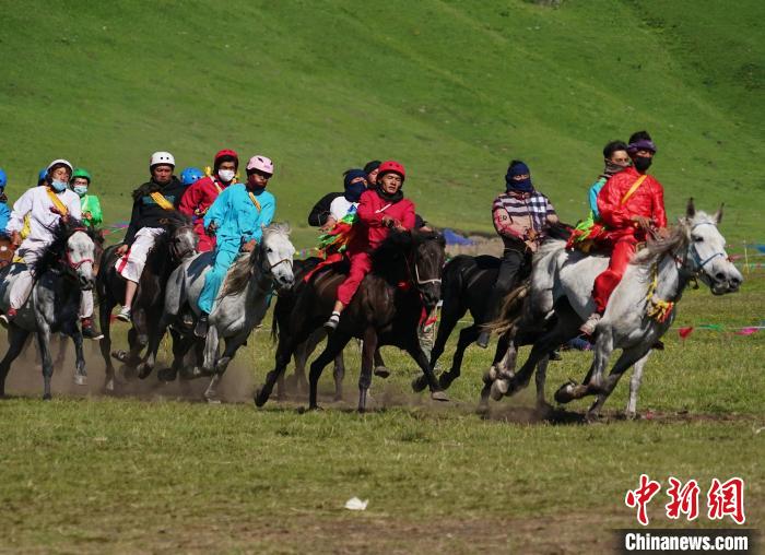 圖為選手進(jìn)行3000米賽馬比賽?！●R銘言 攝