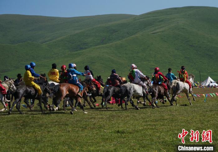 圖為選手進(jìn)行3000米賽馬比賽?！●R銘言 攝