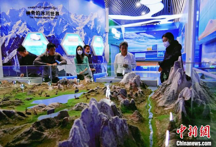圖為中外嘉賓在玉樹(shù)州博物館內(nèi)參觀?！●R銘言 攝