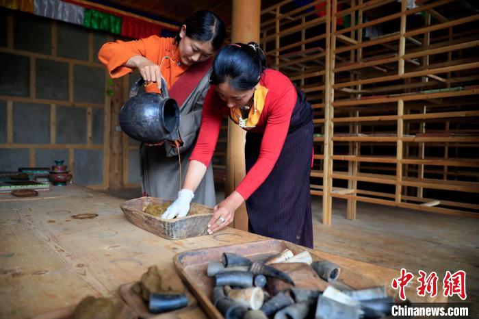 調(diào)合香團?！⊥趵?攝