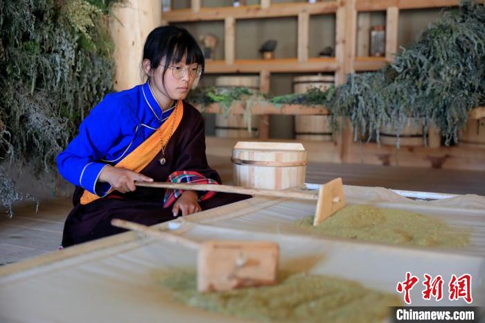 過濾香粉。　王磊 攝