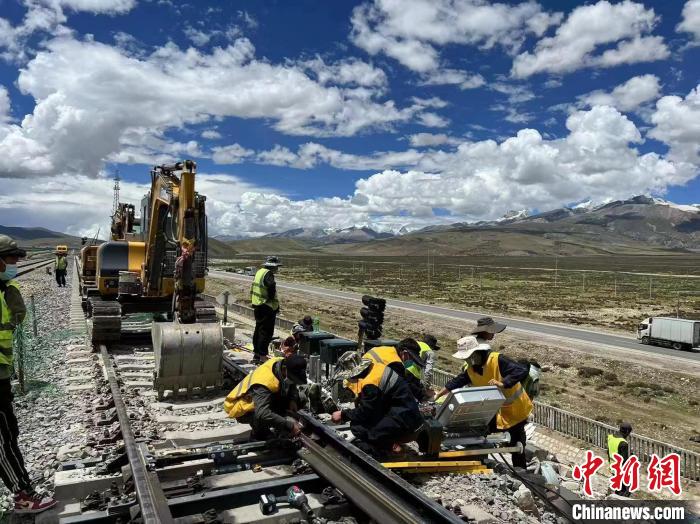 圖為青藏鐵路基礎設施“升級換代”施工現(xiàn)場?！‖F(xiàn)場作業(yè)人員供圖