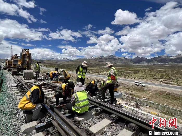 圖為青藏鐵路基礎設施“升級換代”施工現(xiàn)場?！‖F(xiàn)場作業(yè)人員供圖