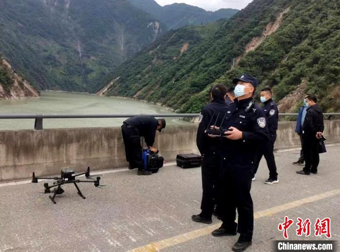 民警組成的搜尋隊(duì)利用無人機(jī)在震區(qū)開展空中巡查?！「首沃莨簿止﹫D