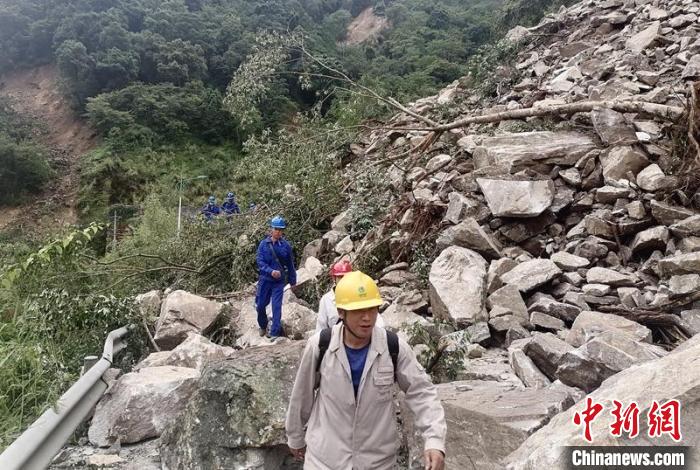 電力搶險(xiǎn)人員徒步通過垮塌路段?！∷拇娏﹫D
