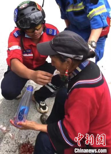 筠連筠愛青年應(yīng)急救援隊救援人員正在為傷員傷口清理?！∈茉L者供圖