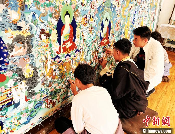 青海唐卡藝術(shù)小鎮(zhèn)：“勞模畫師”師帶徒，文化扶貧富一方
