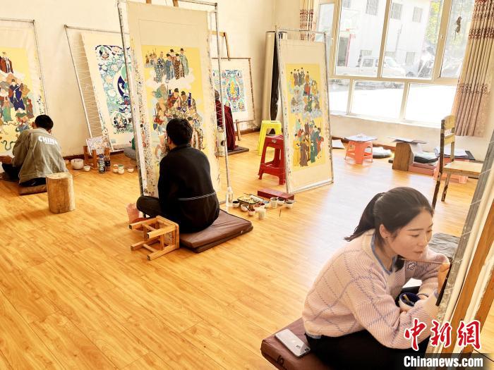 圖為畫室內(nèi)學(xué)徒練習(xí)繪畫唐卡?！●R文莉 供圖