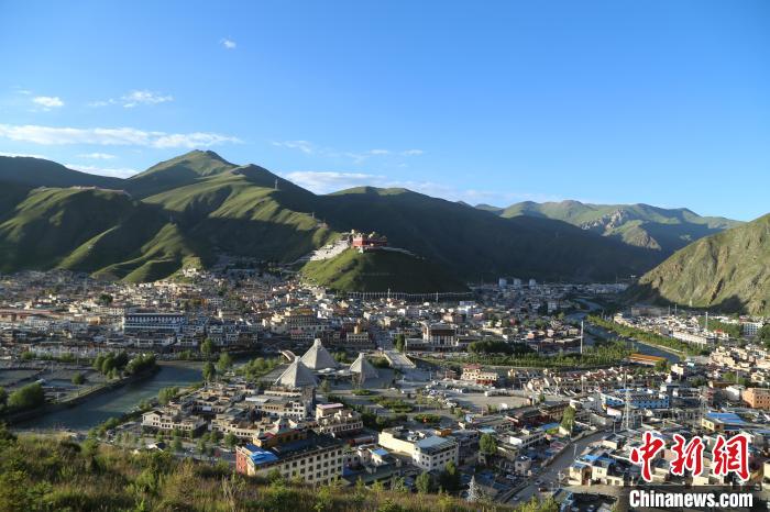 圖為航拍玉樹市?！∮駱涫形麄鞑抗﹫D