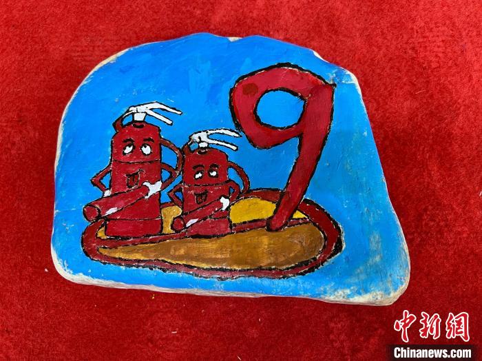 看青海玉樹消防員石頭畫上“說(shuō)”火焰藍(lán)