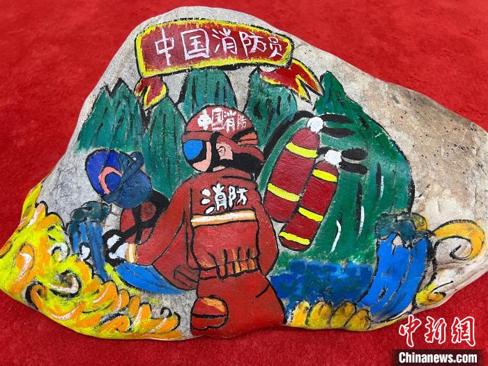 圖為玉樹消防指戰(zhàn)員創(chuàng)作的石頭畫作品《沖鋒有我》?！O瑞祥 攝