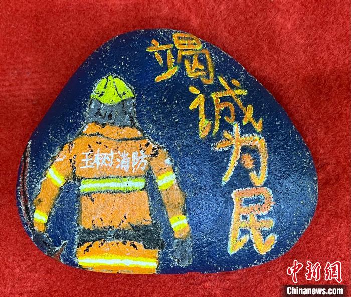 圖為玉樹消防指戰(zhàn)員創(chuàng)作的石頭畫作品《逆行在路上》。　孫瑞祥 攝