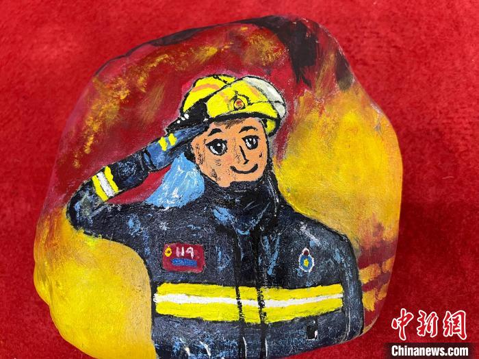 圖為玉樹消防指戰(zhàn)員創(chuàng)作的石頭畫作品《請(qǐng)祖國(guó)和人民放心》?！O瑞祥 攝