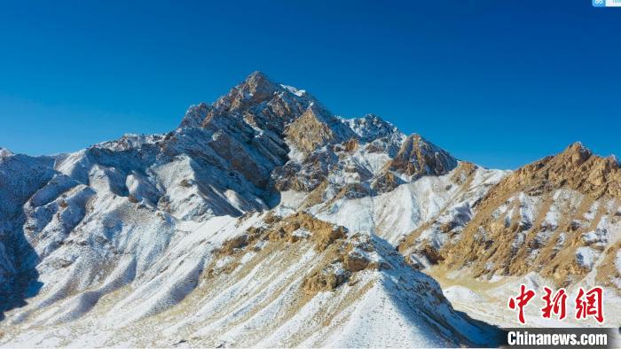 圖為山川被白雪覆蓋，與藍(lán)天相互呼映。　都蘭縣融媒體中心供圖