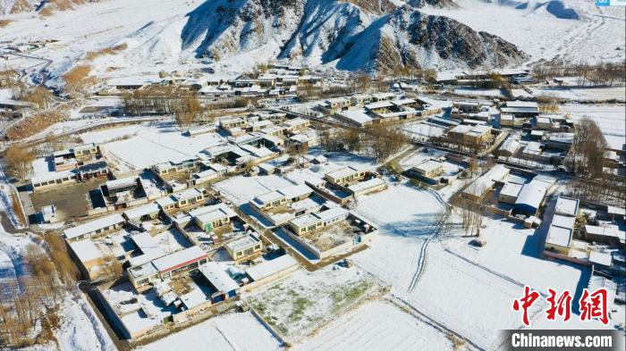 圖為鄉(xiāng)村被白雪覆蓋?！《继m縣融媒體中心供圖